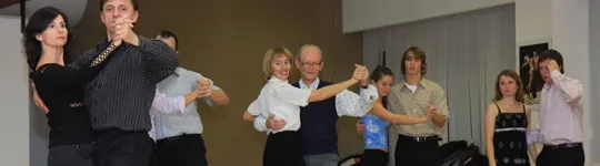Kurz Taneční jinak, páry při výuce v sále